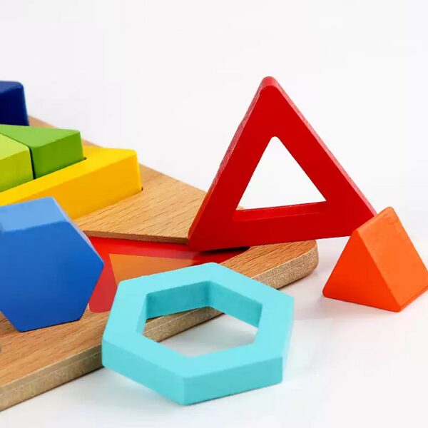 Puzzle din lemn cu 12 spatii incastrate si 36 forme geometrice multicolore, + 3 ani
