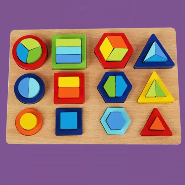 Puzzle din lemn cu 12 spatii incastrate si 36 forme geometrice multicolore, + 3 ani