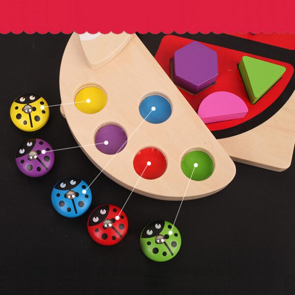 Joc educativ din lemn tip Montessori cu buburuze magnetice si forme geometrice, + 3 ani