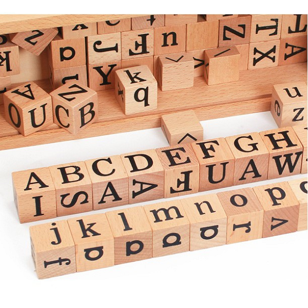 Set jocuri educative tip Montessori, Alfabet 62 Cuburi din lemn cu litere mari si mici, + 3 ani